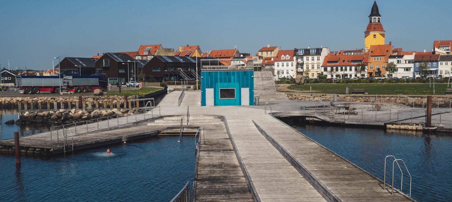 Faaborg havnebad med klokketårnet i baggrunden