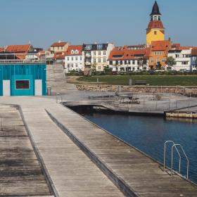 Faaborg havnebad med klokketårnet i baggrunden